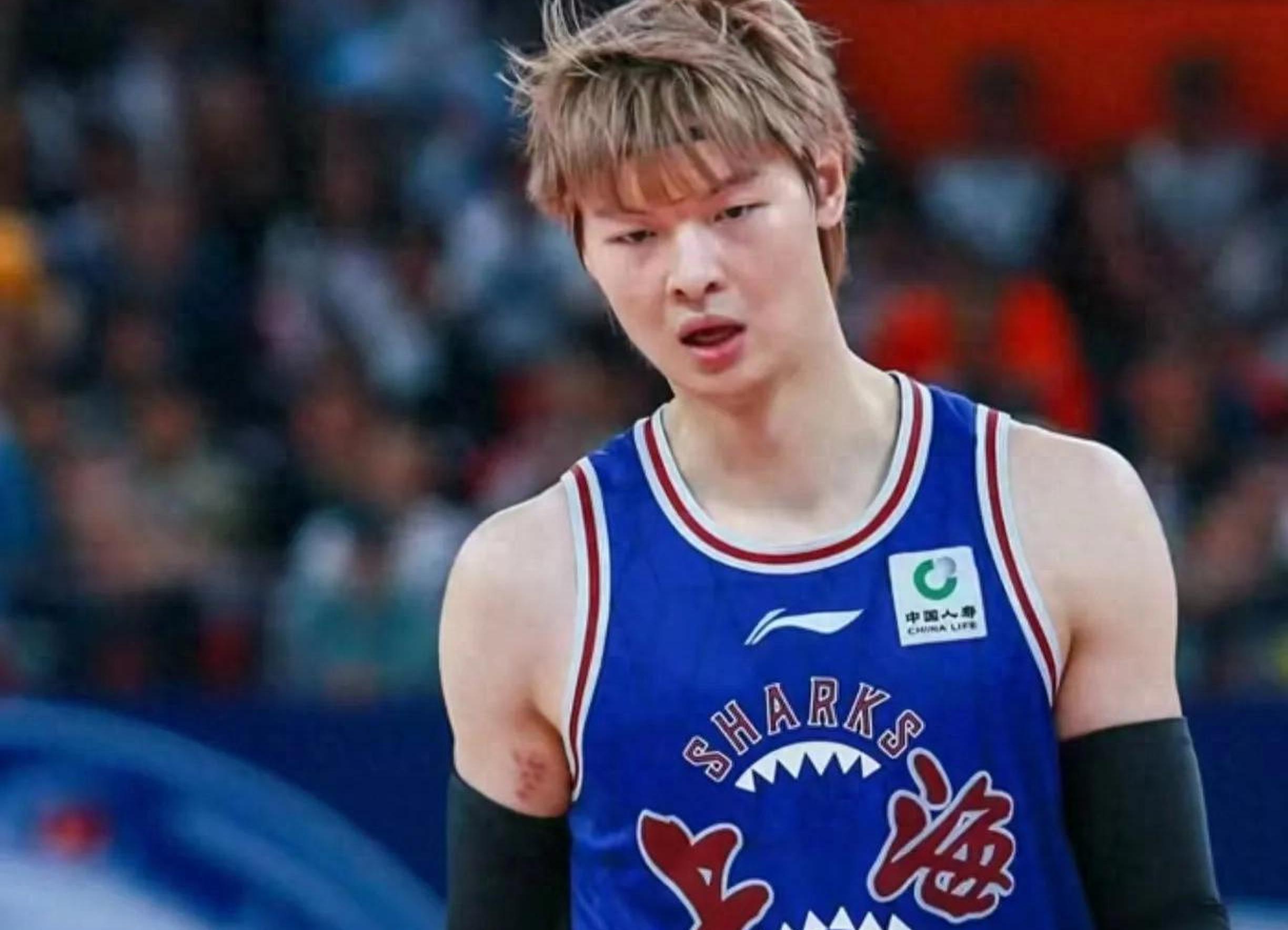 运动员受伤依旧顽强比赛，感动全场，成为CBA焦点的简单介绍